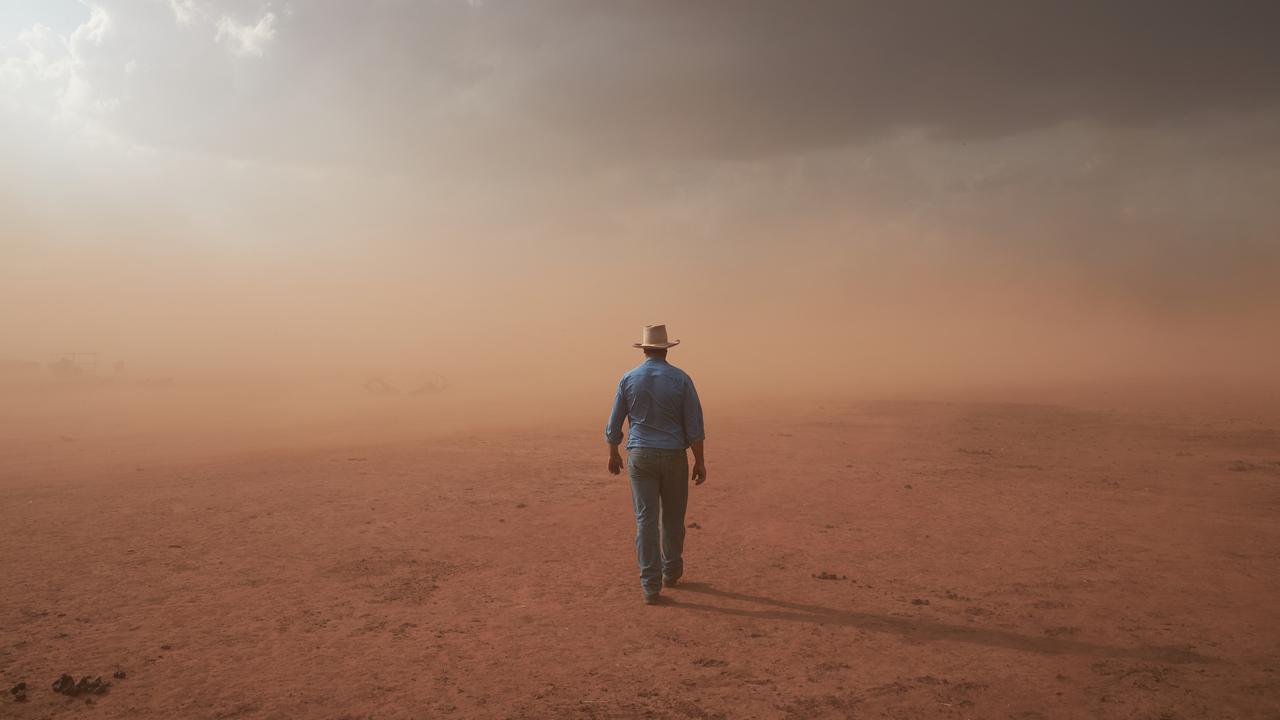 An image of a farmer in a dust storm has won the 2021 National Photographic Portrait Prize.