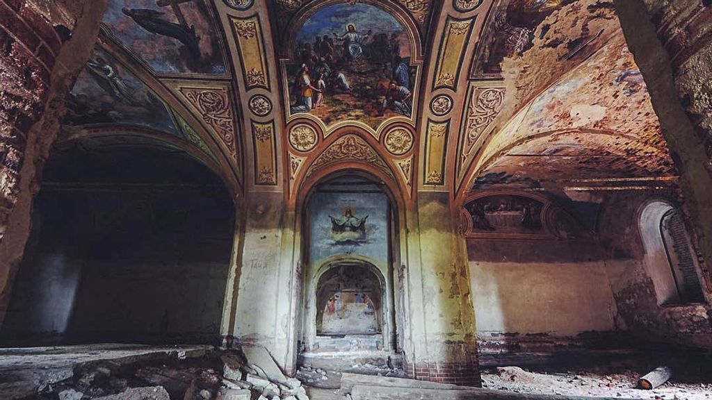 One of the many abandoned churches in Russia photographed by Alexander Sukharev. (@13_pilot/Zenger)