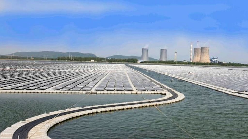 The National Thermal Power Corporation (NTPC ) Ltd, has commissioned the largest floating solar PV project of 25MW on the reservoir of its Simhadri thermal station in Andhra Pradesh's Visakhapatnam. (Ministry of Power, @MinOfPower/Twitter)