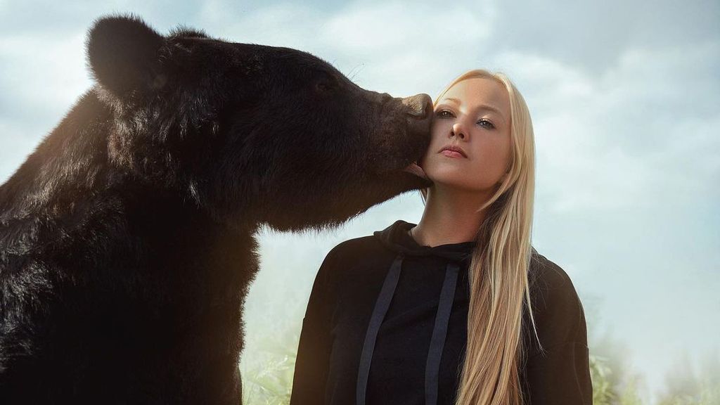 Veronika Dichka has assumed the role of caretaker of Toptyzhka, given to her by friends who run a safari park and “weren't able to look after him and didn't need him.” (@dichkaaaaa/Zenger)